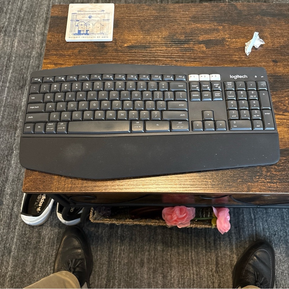Logitech Ergonomic Wireless Keyboard in Dark Gray K850